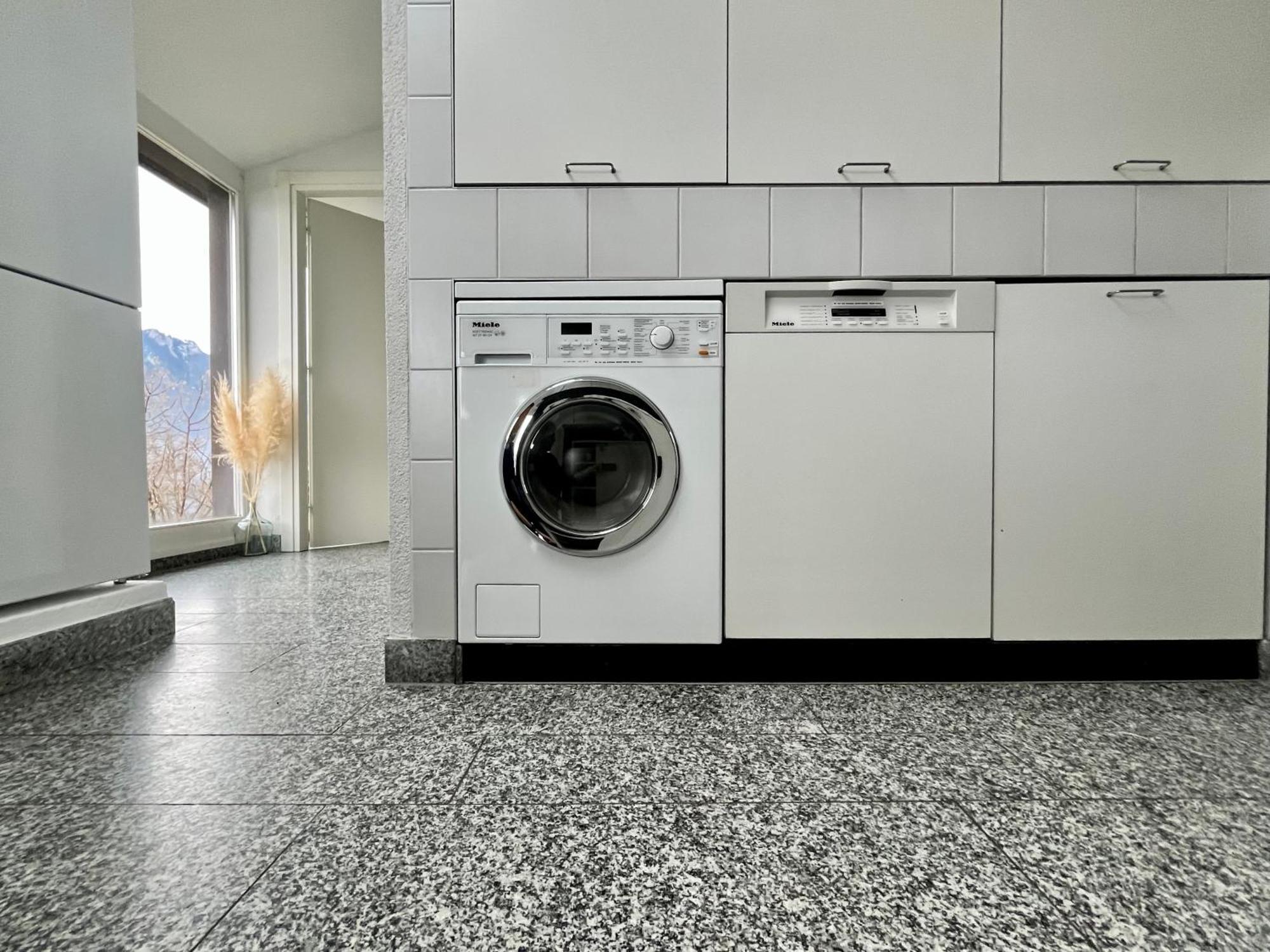 Wohnung Mit Grossartiger Seesicht Und Balkon Spiez Buitenkant foto